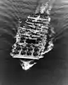 USS Sitkoh Bay transportant des avions dans les années 1950.