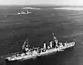 Le croiseur lourd américain USS Tuscaloosa amarré à Scapa Flow en avril 1942. Le London est en arrière-plan.