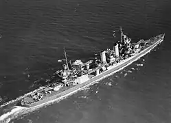 Le croiseur lourd USS Tuscaloosa tire avec précision sur les cibles indiquées par l'infanterie jusqu'à une distance de 15 000 m.