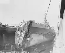 Photographie de l'étrave déchiquetée d'un navire en cale sèche