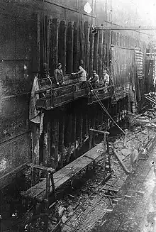 Photographie illustrant le navire West Bridge en cours de réparation à Brest après son torpillage.