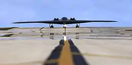 Vue du face d'un B-2 sur une piste d'atterrissage.