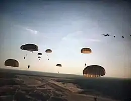 Des rangers du 75e régiment parachutés sur la Grenade en 1983.