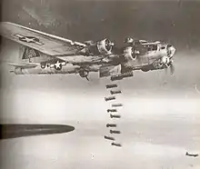 Un Boeing B-17 Flying Fortress lâche ses bombes sur Nuremberg en Allemagne en février 1945