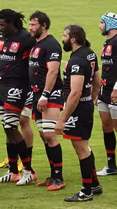 Lionel Nallet et Sébastien Chabal en match, debout pendant un arrêt de jeu, attendent les commandements de l'arbitre.