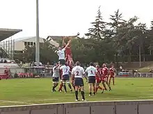 Match entre Dax et Aurillac; les joueurs cherchent à réceptionner la touche.