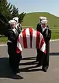 L'unité de cérémonie assignée à la base aéronavale Lemoore lors de funérailles militaires au cimetière national de San Joaquin Valley à Gustine en Californie.