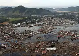Un village détruit par le tsunami en Indonésie.
