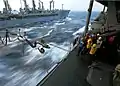 Ravitaillement en carburant par le USNS Walter S. Diehl (T-AO 193) du USS Blue Ridge (LCC-19), le navire amiral de la Septième flotte américaine.