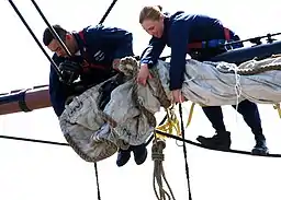 Gabière et gabier sur le hunier de misaine de l'USS Constitution à 30 m au dessus du pont à Charlestown en 2007.