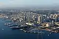 L'USS Midway qui abrite le musée de l'USS Midway, à quai, près du Downtown San Diego.