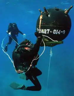 Plongeur de l'US Navy désamorçant une mine flottante MK17.