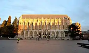  La bibliothèque Suzzallo library, sur la place rouge (red square), au cœur du campus