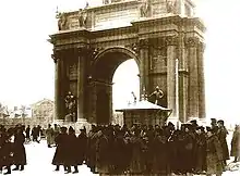 L'armée prend position, la veille du dimanche rouge, devant l'Arc de triomphe de Narva