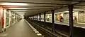 Les deux quais latéraux de la station. On peut passer de l'un à l'autre quai par un tunnel sous les voies du côté est.