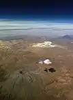 Photo aérienne du volcan Ubinas et du Misti (au fond).