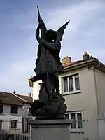 Statue de saint Michel