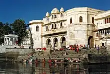 Ghats sur le lac Pichola