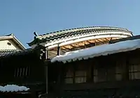 Type machiya. Gros plan sur un udatsu : udatsu en tuiles, dépassant du toit.