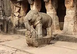 Les grottes sculptées d'Udayagiri, non loin de Bhubaneswar, sont un exemple majeur de ce style[Lequel ?] en Inde orientale.
