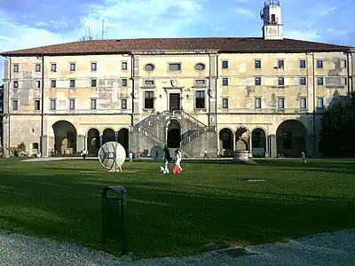 Vue arrière avec la cour.