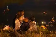 Une mère et sa fille lachent un Kratong à Udon Thani.