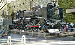 Une locomotive à vapeur devant le Musée national de la Nature et des Sciences.