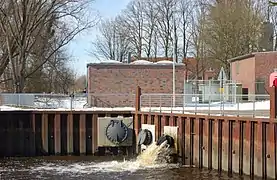 Exutoires (avec clapet anti-retour) de la station de pompage des eaux pluviales du port d'Uetersen.