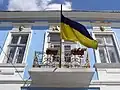 Drapeau ukrainien au balcon d'une vieille maison de Halytch.