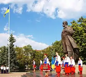Célébration du Jour de l'indépendance à Louhansk en 2013 devant la statue de Taras Chevtchenko.