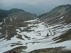 Plaques de neige sur le final de l'ascension de la montagne du Charbon en 2019