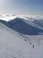Descente en ski de randonnée depuis le sommet.
