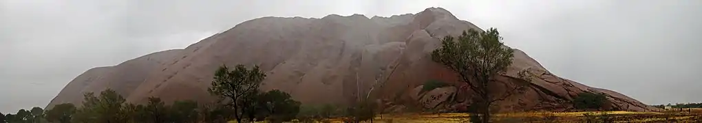 Reflets argentés d'Uluru/Ayers Rock sous la pluie.