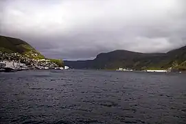 En regardant vers le nord, Måløy sur l'île de Vågsøy est à gauche