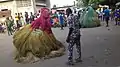 Un Zangbéto du Bénin fait des pas de danse