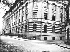 Photo noir et blanc de la façade du lycée