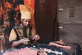 Assemblage du bogolan dans un atelier de Bamako