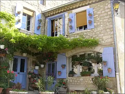 Maison fleurie du village.