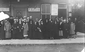 Un groupe d'allumettières en grève devant les bureaux du Droit, en 1924