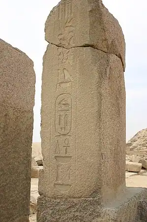 Montant en granit de la porte axiale du temple funéraire avec la titulature d'Ounas