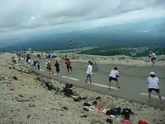 Jonas Vingegaard attaque Tadej Pogačar sur le final de la seconde ascension du mont Ventoux.