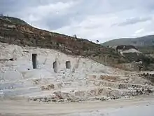 photographie d'un flanc de montagne découpé de façon géométrique