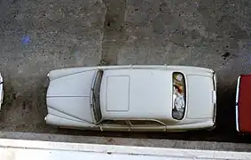 Vue de dessus d'une Peugeot 403 à toit ouvrant.