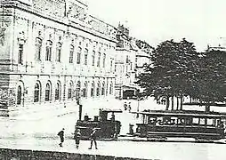 Locomotive Weidknecht et voiture à bogie devant le musée de Chambéry.