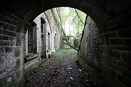 Une des deux cours du casernement de paix.