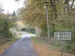 Une entrée du village les Sarres.