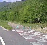 Une voie de détresse de la E7 en vallée d'Aspe, France.