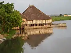 Vue d'un habitat au niveau du lac aheme à Guinzin