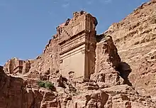 un monument sculpté dans la roche