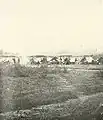 Les troupes de l'Union de la 2nd brigade sous le commandement du général Thomas Williams ont mis le camp aux limites de la ville de Baton Rouge. Cette photo a été prise peu avant le 5 août 1862. Ce matin là, les deux divisions du général confédéré John C. Breckinridge utilisent le brouillard dense et font une attaque surprise. Initialement, ils progressent en prenant une grande partie du camp mais sont finalement repoussés. Le général Williams, toutefois, gît mort. Photo 1 sur 2